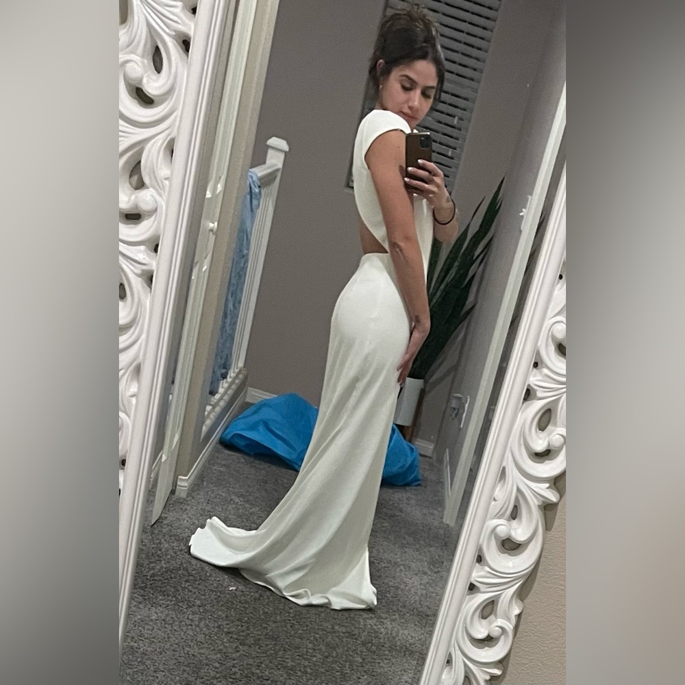 Beautiful classic Badgley Mischka bridal gown in white - Picture 3 of 5
